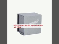 নরম বালিশের সাথে কাপড়ের আচ্ছাদিত আঙ্গুলের গয়না বাক্স