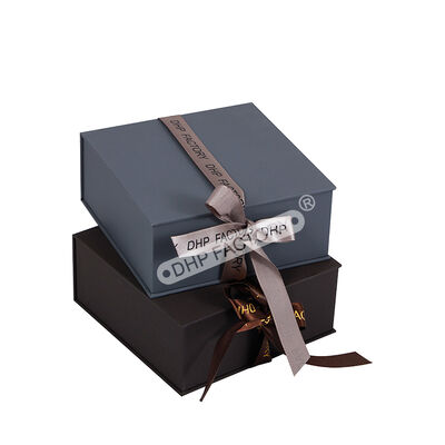 Buen precio Caja de embalaje de cinta magnética personalizada Caja de joyería Schwarz Laminado con toque suave de papel de oro Logotipo de sello con cinta en línea