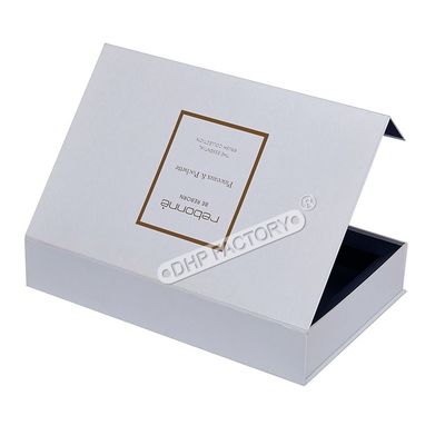 Bon prix Une boîte cadeau blanche avec un couvercle magnétique en ligne