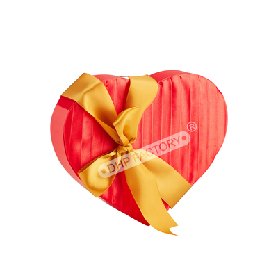Bon prix Une boîte cadeau en forme de cœur en satin romantique avec un paquet de luxe en or pour le mariage en ligne