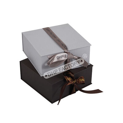 Goede prijs Gepersonaliseerd ontwerp Magnetisch stijf papier met lint Verpackungsbox Schwarz Juwelendoos Soft Touch Laminatie Gouden folie Logo online