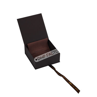 Buon prezzo Scatola portagioie con nastro magnetico personalizzata e attraente, laminazione soft touch, logo con stampa a caldo oro per confezione regalo in linea