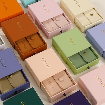 Bon prix Nouvelle conception de boîte à tiroirs en carton de luxe pour bijoux avec ruban et pochettes en suède pour coffret cadeau de bijoux en ligne